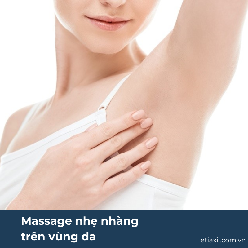 Massage nhẹ nhàng trên vùng da